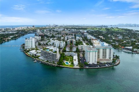 Condo in Bay Harbor Islands, Florida, 2 bedrooms  № 2191405 - photo 27
