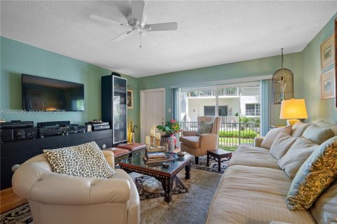 Condo in Bay Harbor Islands, Florida, 2 bedrooms  № 2191405 - photo 10