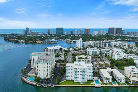 Condo in Bay Harbor Islands, Florida, 2 bedrooms  № 2191405 - photo 26