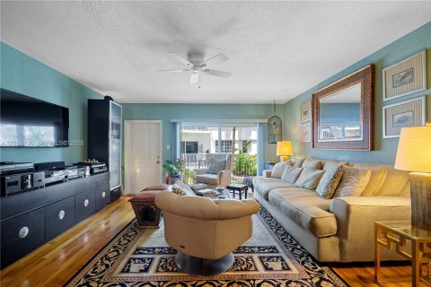 Condo in Bay Harbor Islands, Florida, 2 bedrooms  № 2191405 - photo 15