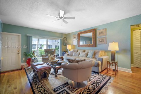 Condo in Bay Harbor Islands, Florida, 2 bedrooms  № 2191405 - photo 2