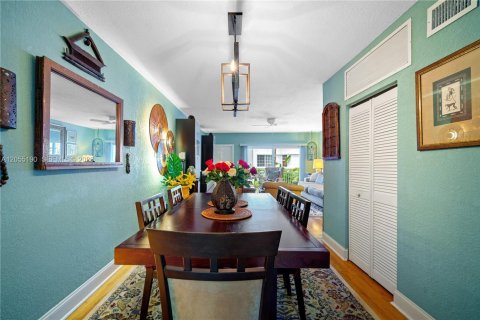 Condo in Bay Harbor Islands, Florida, 2 bedrooms  № 2191405 - photo 14