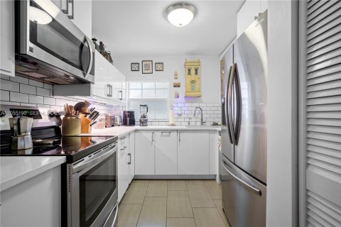 Condo in Bay Harbor Islands, Florida, 2 bedrooms  № 2191405 - photo 13
