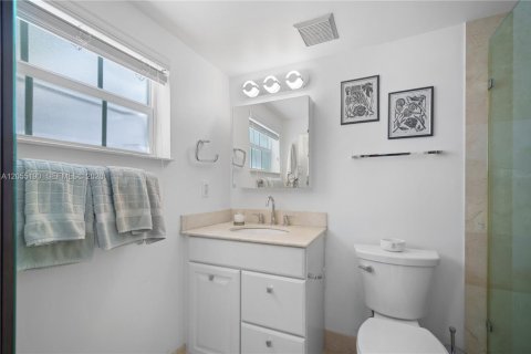 Condo in Bay Harbor Islands, Florida, 2 bedrooms  № 2191405 - photo 22