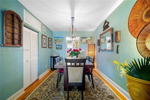 Condo in Bay Harbor Islands, Florida, 2 bedrooms  № 2191405 - photo 12