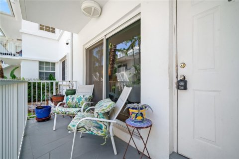 Condo in Bay Harbor Islands, Florida, 2 bedrooms  № 2191405 - photo 24