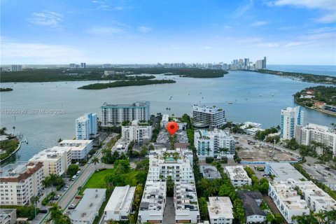 Condo in Bay Harbor Islands, Florida, 2 bedrooms  № 2191405 - photo 25