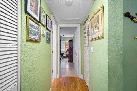 Condo in Bay Harbor Islands, Florida, 2 bedrooms  № 2191405 - photo 18