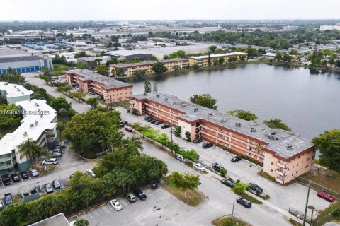 Condominio en venta en Miami, Florida, 1 dormitorio, 78.97 m2 № 2006278 - foto 4