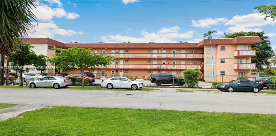Condominio en Miami, Florida, 1 dormitorio  № 2006278