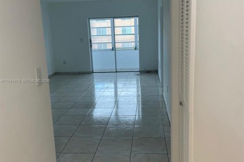 Copropriété à louer à Hialeah Gardens, Floride: 2 chambres, 75.9 m2 № 2000197 - photo 4