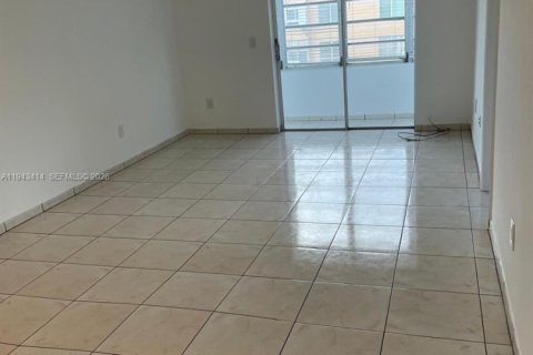 Copropriété à louer à Hialeah Gardens, Floride: 2 chambres, 75.9 m2 № 2000197 - photo 3