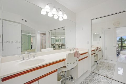 Condo in Aventura, Florida, 2 bedrooms № 1982104 - photo 26