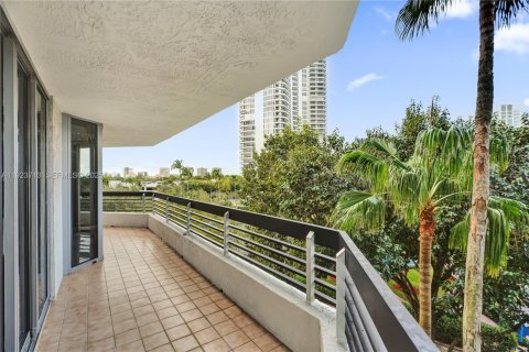 Condo in Aventura, Florida, 2 bedrooms № 1982104 - photo 9