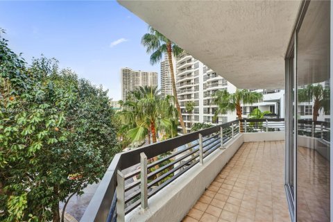 Condo in Aventura, Florida, 2 bedrooms № 1982104 - photo 8