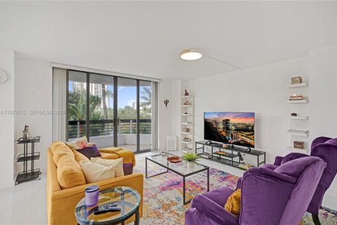 Condo in Aventura, Florida, 2 bedrooms № 1982104 - photo 12