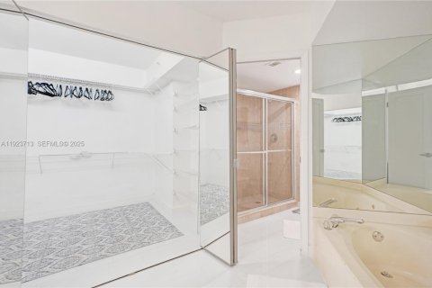 Condo in Aventura, Florida, 2 bedrooms № 1982104 - photo 25