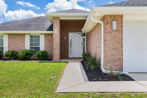 House in Palm Coast, Florida 4 bedrooms, 167.6 sq.m. № 2110381 - photo 2