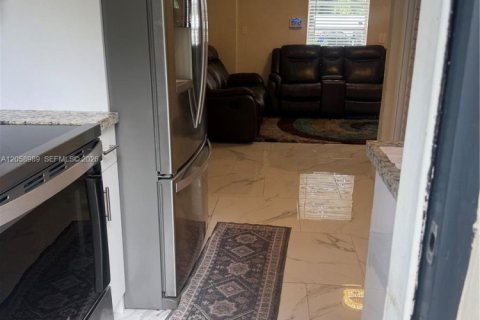 Villa ou maison à louer à Hollywood, Floride: 2 chambres, 84.91 m2 № 2169138 - photo 12