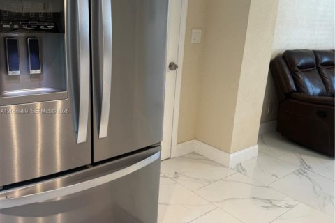 Villa ou maison à louer à Hollywood, Floride: 2 chambres, 84.91 m2 № 2169138 - photo 9