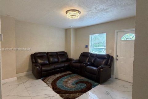 Villa ou maison à louer à Hollywood, Floride: 2 chambres, 84.91 m2 № 2169138 - photo 5
