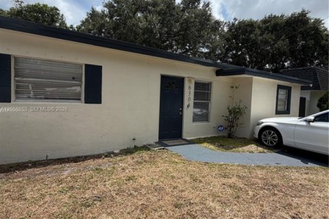 Villa ou maison à louer à Hollywood, Floride: 2 chambres, 84.91 m2 № 2169138 - photo 2
