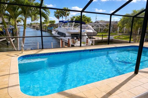 House in Cape Coral, Florida 4 bedrooms № 2059659 - photo 25