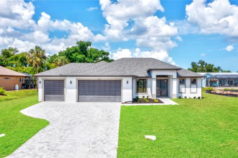 Casa en venta en Cape Coral, Florida, 4 dormitorios № 1705527 - foto 1