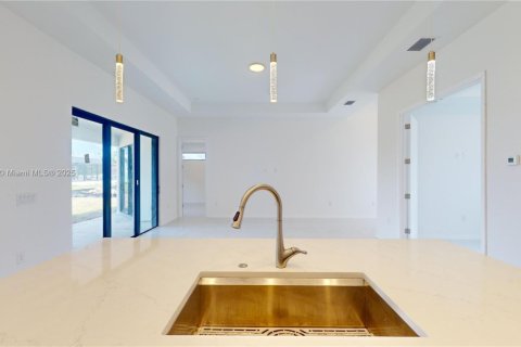 Casa en venta en Cape Coral, Florida, 4 dormitorios № 1705527 - foto 7