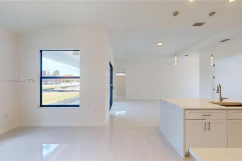 Casa en venta en Cape Coral, Florida, 4 dormitorios № 1705527 - foto 13