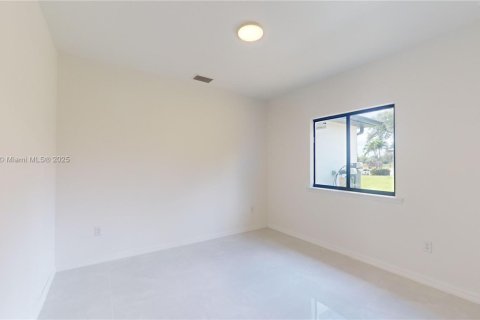 Casa en venta en Cape Coral, Florida, 4 dormitorios № 1705527 - foto 12