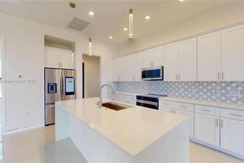 Casa en venta en Cape Coral, Florida, 4 dormitorios № 1705527 - foto 6