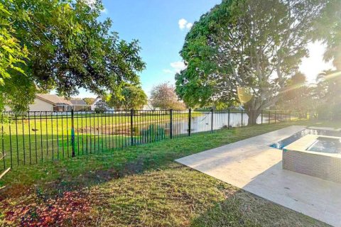 House in Boynton Beach, Florida 3 bedrooms, 215.25 sq.m. № 2060892 - photo 17