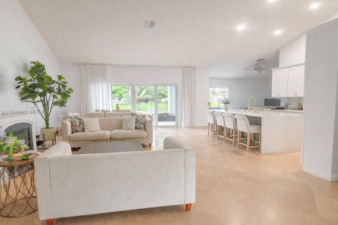 House in Boynton Beach, Florida 3 bedrooms, 215.25 sq.m. № 2060892 - photo 2