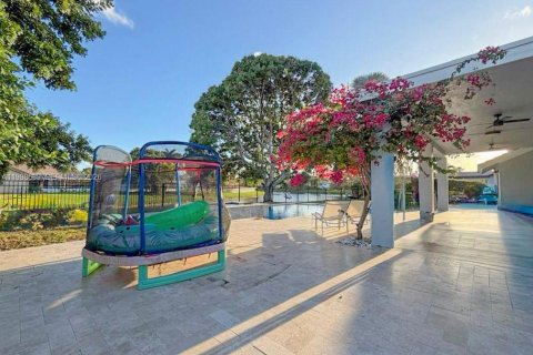 House in Boynton Beach, Florida 3 bedrooms, 215.25 sq.m. № 2060892 - photo 16