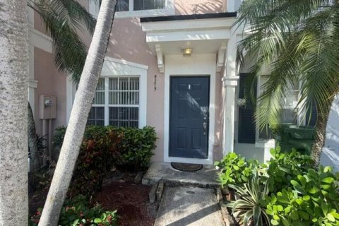 Touwnhouse à louer à Margate, Floride: 2 chambres, 108.7 m2 № 2409558 - photo 2
