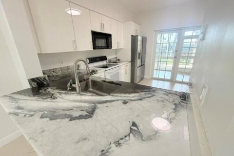Touwnhouse à louer à Margate, Floride: 2 chambres, 108.7 m2 № 2409558 - photo 3