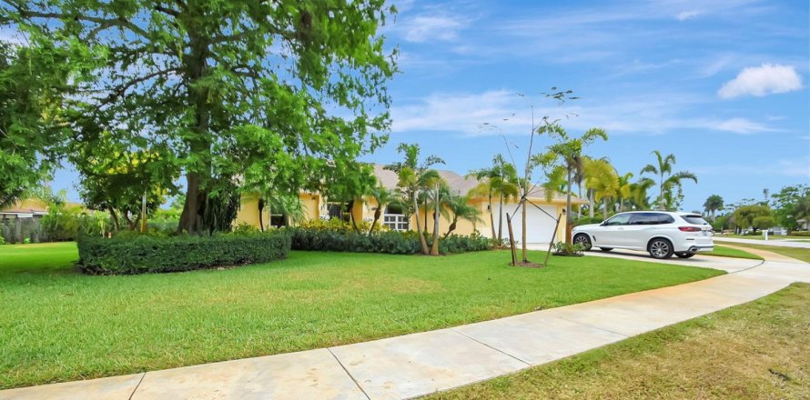 House in Wellington, Florida 3 bedrooms, 166.48 sq.m. № 1152215
