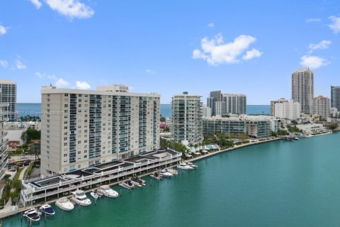 Condo in Miami Beach, Florida, 2 bedrooms  № 1979003 - photo 10