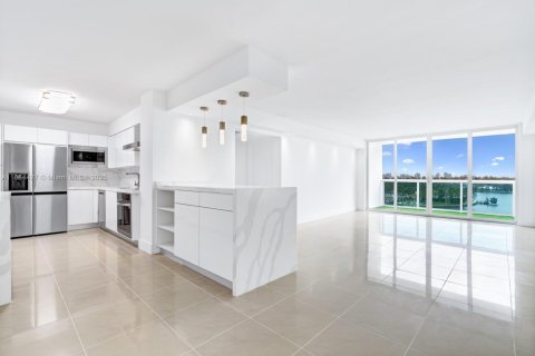 Condo in Miami Beach, Florida, 2 bedrooms  № 1979003 - photo 14