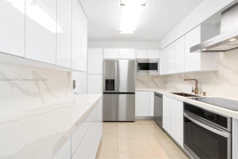 Condo in Miami Beach, Florida, 2 bedrooms  № 1979003 - photo 18