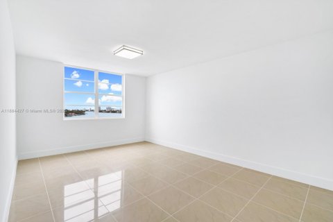 Condo in Miami Beach, Florida, 2 bedrooms  № 1979003 - photo 2