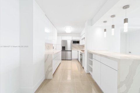 Condo in Miami Beach, Florida, 2 bedrooms  № 1979003 - photo 19