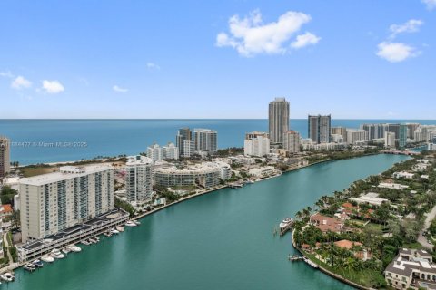 Condo in Miami Beach, Florida, 2 bedrooms  № 1979003 - photo 11