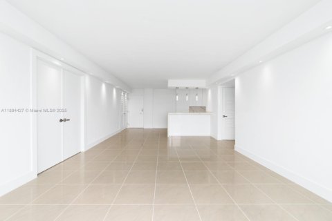 Condo in Miami Beach, Florida, 2 bedrooms  № 1979003 - photo 20