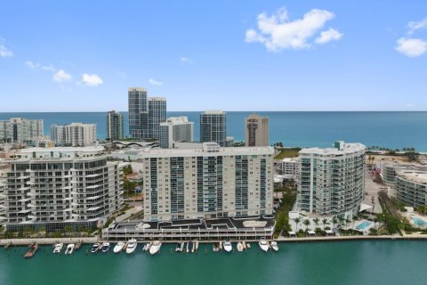 Condo in Miami Beach, Florida, 2 bedrooms  № 1979003 - photo 9