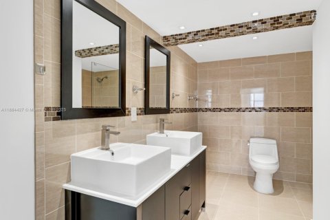 Condo in Miami Beach, Florida, 2 bedrooms  № 1979003 - photo 4