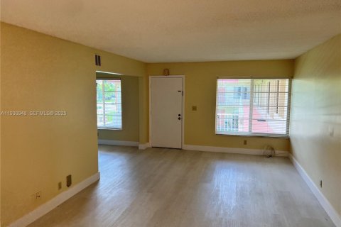 Condo in Miami, Florida, 2 bedrooms  № 1994817 - photo 6