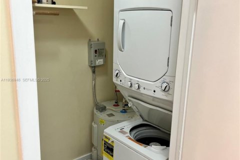 Condo in Miami, Florida, 2 bedrooms  № 1994817 - photo 4