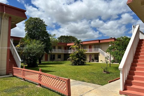 Condo in Miami, Florida, 2 bedrooms  № 1994817 - photo 3